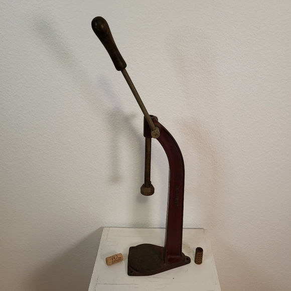 "Wesglasco" antique cast iron bottle capper in red - Picture 4 of 12